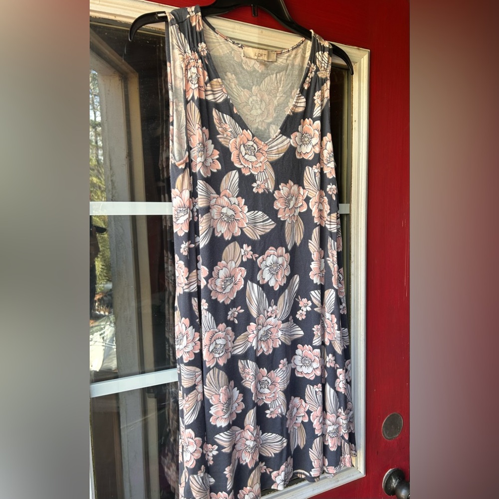 ☀️3/$10☀️ LOFT medium gray and peach floral dress Size Medium